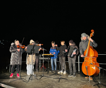 Aktuality / V parku pri fontáne sme si užili Novoročný koncert - foto