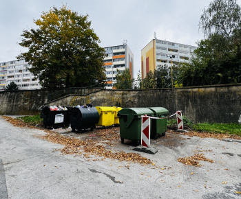 Aktuality / Začala sa realizácia prvých polopodzemných kontajnerov  - foto