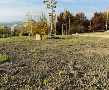 Aktuality / Revitalizácia zelene prináša zelenší a krajší park - foto